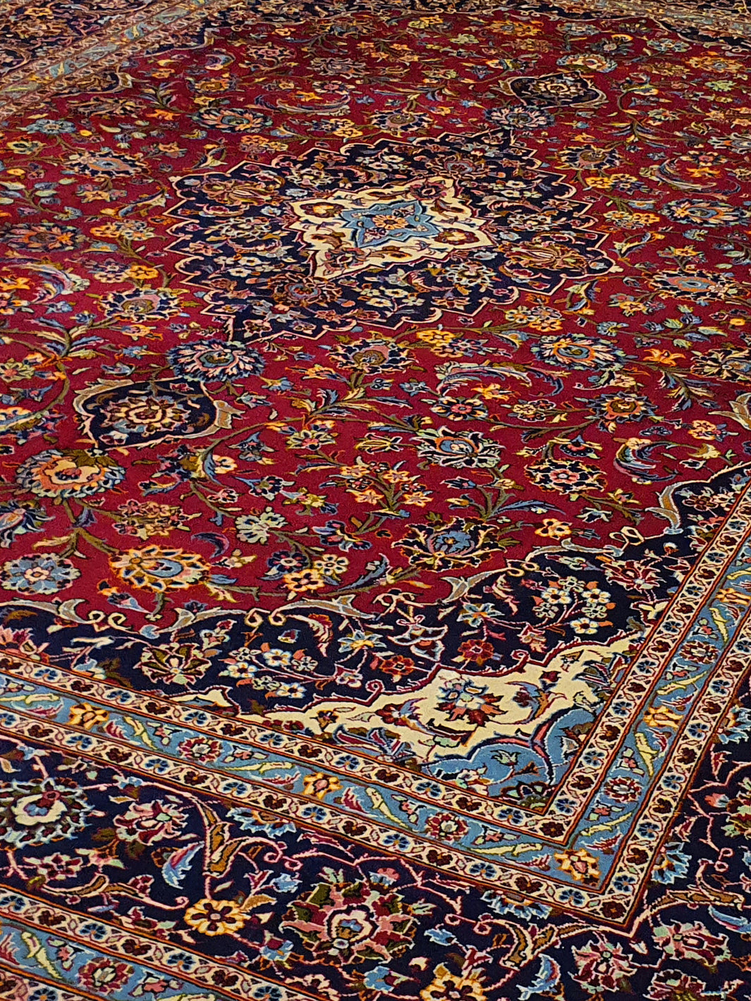 Persian Keshan Red, Blue, And White Medallion - 9.10 X 12.10 FT - AR0399