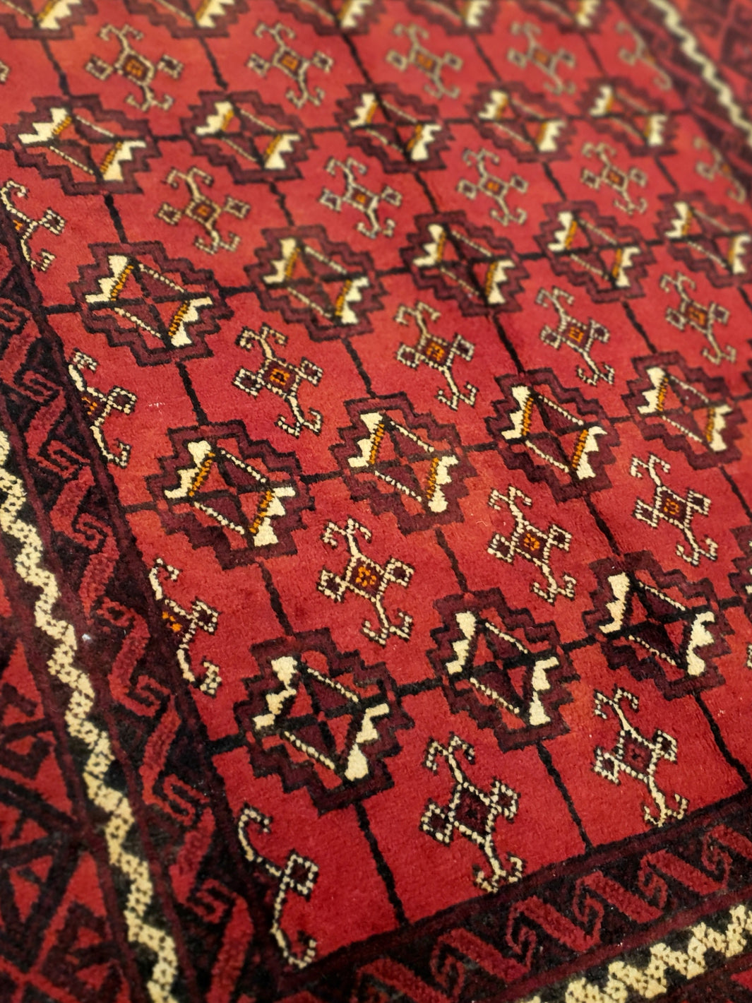 アート・デザイン・音楽 Turkmen Carpets Traditional oriental turkmen handmade carpets at bazaar in