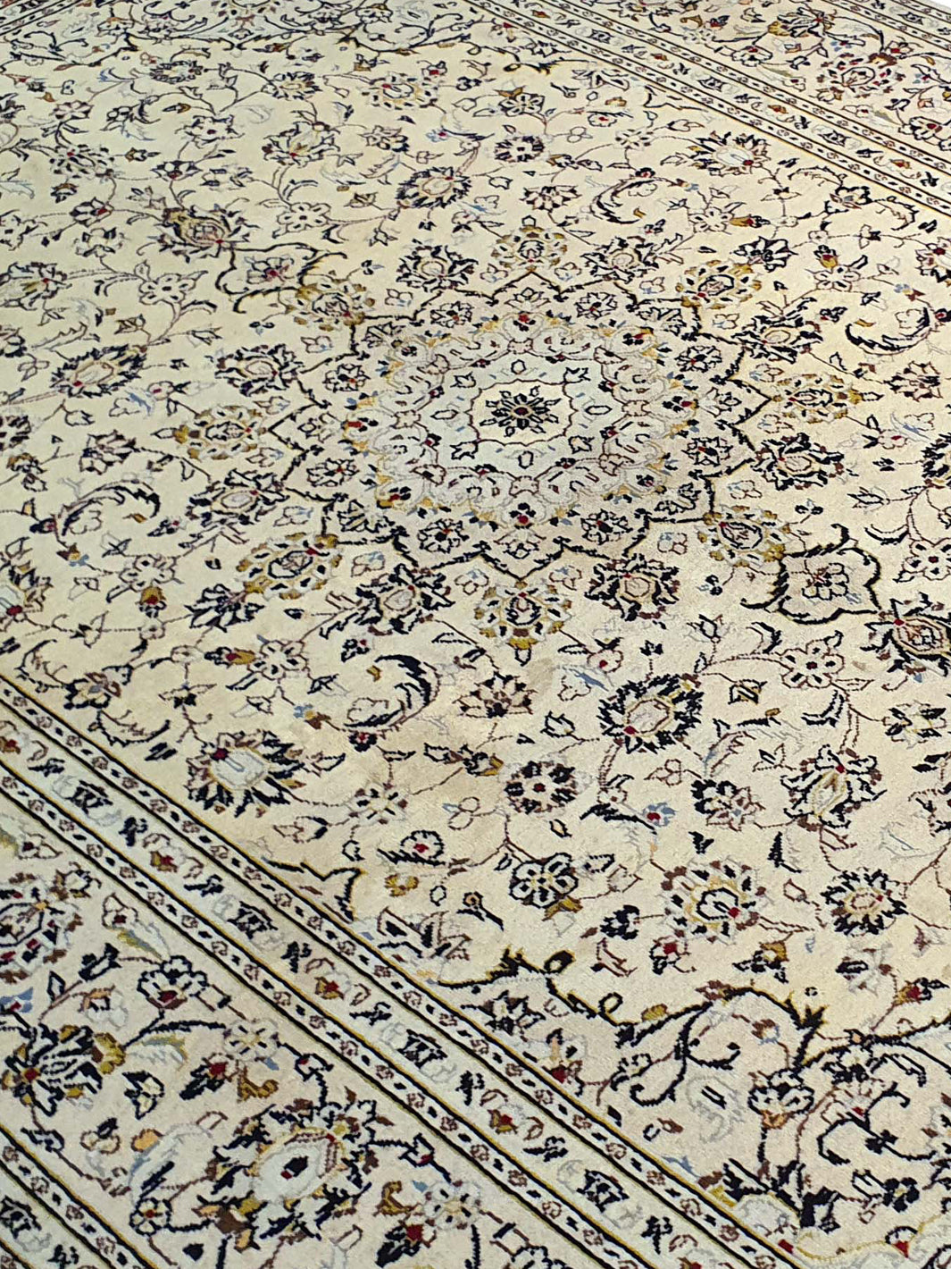 Persian Keshan Cream With Black Flower - 6.4 X 9.8 FT - AR3246