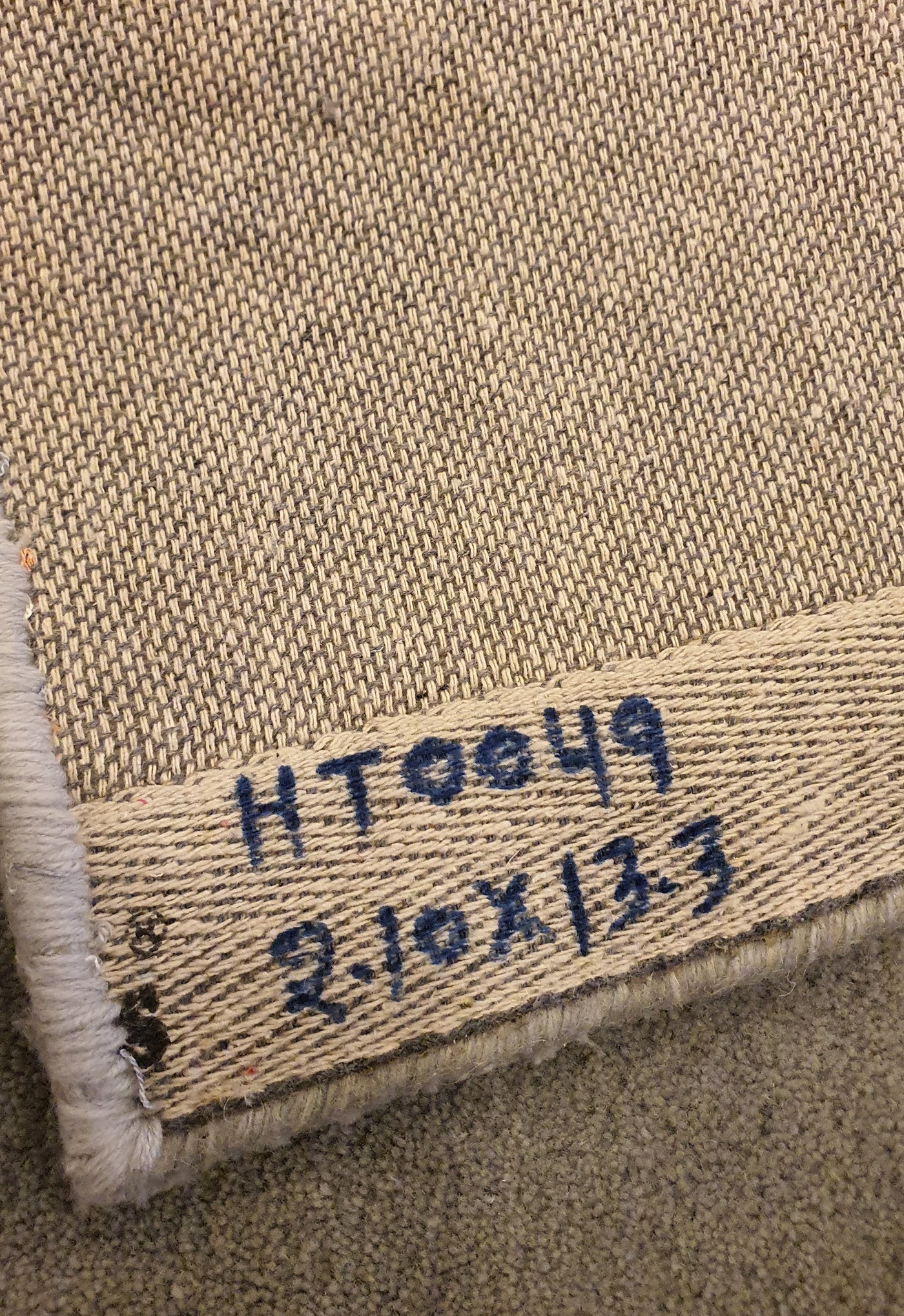 SUPERFINE HAND TUFTED SILK & WOOL SOFT GREEN WITH LINEAR CENTRE FLOW DESIGN RUNNER - HT0049