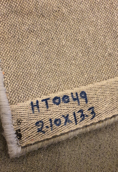 SUPERFINE HAND TUFTED SILK & WOOL SOFT GREEN WITH LINEAR CENTRE FLOW DESIGN RUNNER - HT0049