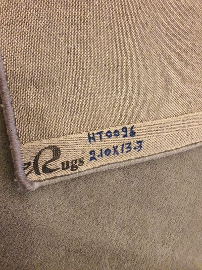 SUPERFINE HAND TUFTED SILK & WOOL SOFT GREEN WITH LINEAR CENTRE FLOW DESIGN RUNNER - HT0096