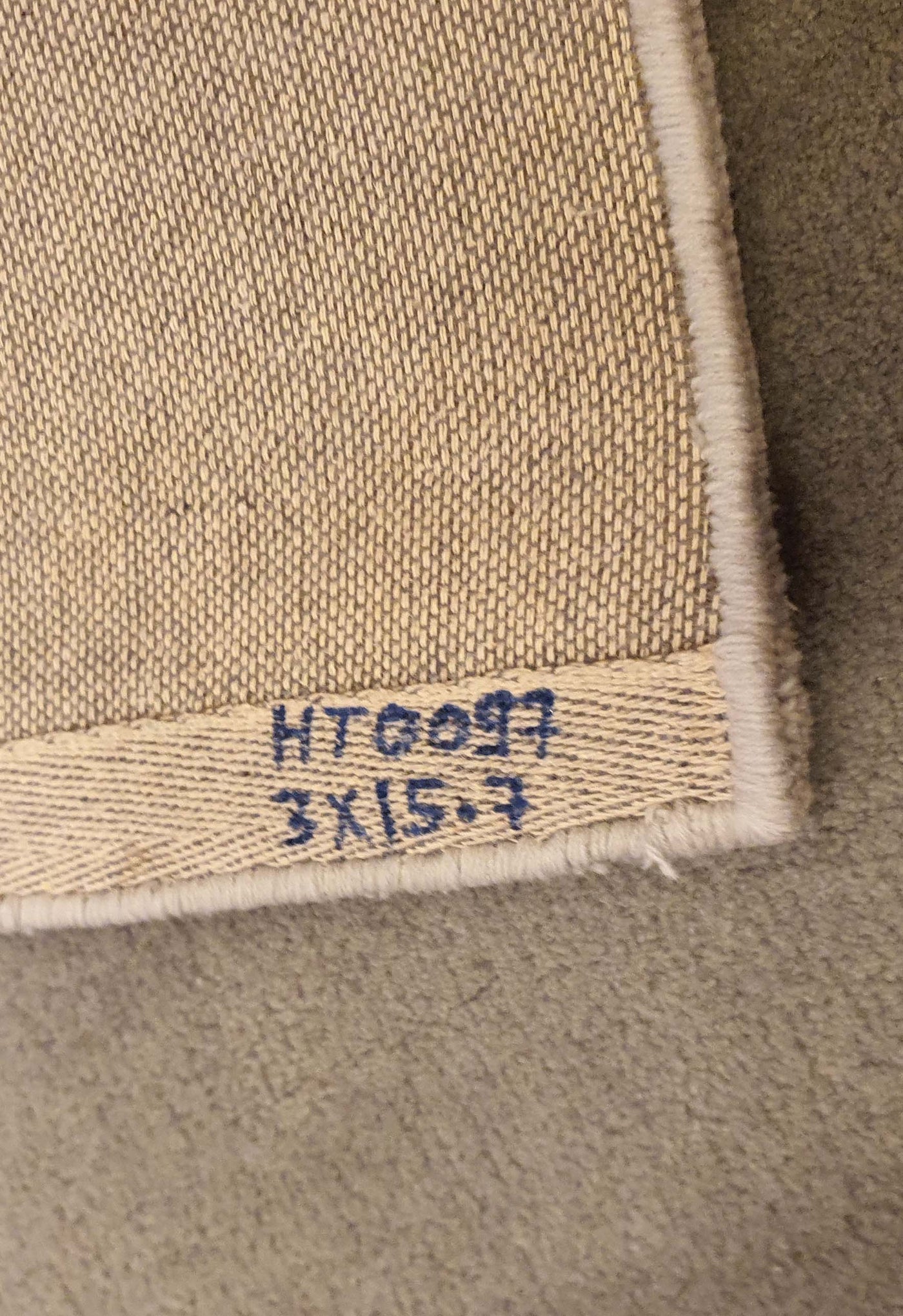 SUPERFINE HAND TUFTED SILK & WOOL SOFT GREEN WITH LINEAR CENTRE FLOW DESIGN RUNNER - HT0097