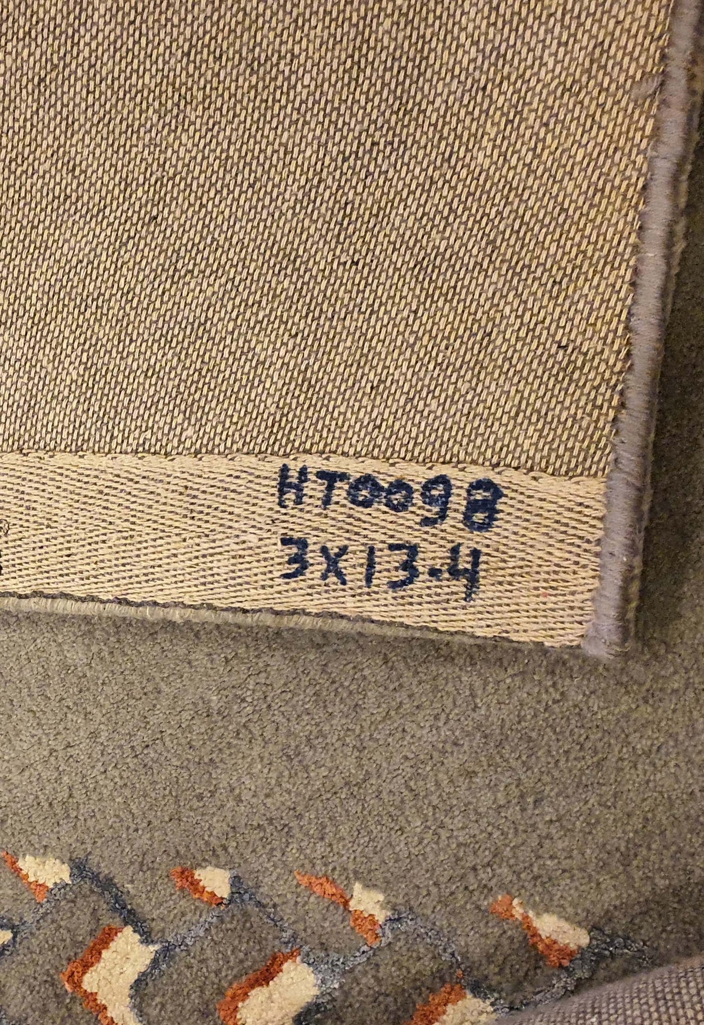 SUPERFINE HAND TUFTED SILK & WOOL SOFT GREEN WITH LINEAR CENTRE FLOW DESIGN RUNNER - HT0098